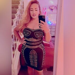 Absolutely gorgeous dress with gold metallic embellishments.